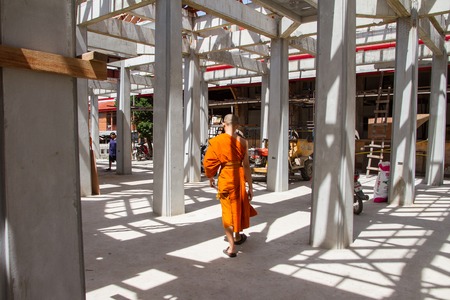 Ayutthaya, Thailand - October, 21, 2016 : Unidentified name buddhist monk walks towards in construction site at Wat panancherng.Ayutthaya, Thailandのeditorial素材