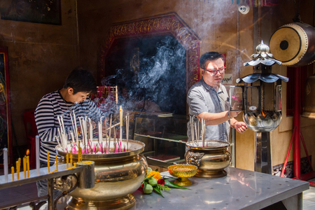 Ayutthaya, Thailand - October, 21, 2016 : Unidentified name people praying respect to god Jao Mae Soi Dork Mark at Wat panancherng, Jao Mae Soi Dork Mark the Chinese Shrine at Ayuttaya.のeditorial素材