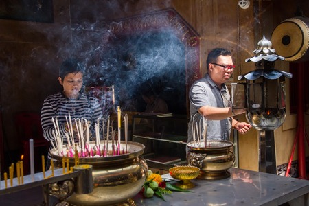 Ayutthaya, Thailand - October, 21, 2016 : Unidentified name people praying respect to god Jao Mae Soi Dork Mark at Wat panancherng, Jao Mae Soi Dork Mark the Chinese Shrine at Ayuttaya.のeditorial素材