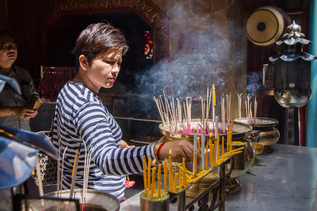 Ayutthaya, Thailand - October, 21, 2016 : Unidentified name people praying respect to god Jao Mae Soi Dork Mark at Wat panancherng, Jao Mae Soi Dork Mark the Chinese Shrine at Ayuttaya.のeditorial素材