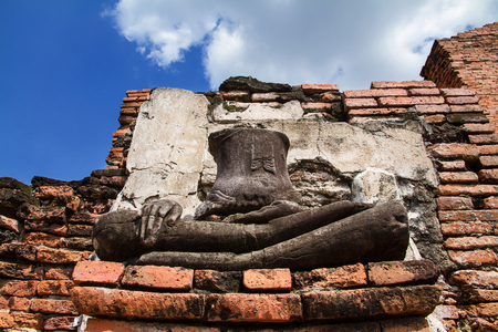 Ayutthaya, Thailand - October, 21, 2016 : Ancient buddha statues damaged at Wat Mahathat, Ayutthaya, Thailandの写真素材
