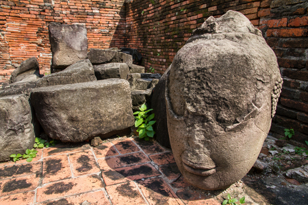 Ayutthaya, Thailand - October, 21, 2016 : Ancient buddha statues damaged at Wat Mahathat, Ayutthaya, Thailandの写真素材