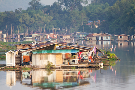 Uthai Thani, Thailand - December, 18, 2016 : Morning of Sakae Krang River, Traditional Thai Style House on the raft floating, Wooden houses built on the Sakae Krang River in Uthai Thani, Thailandのeditorial素材