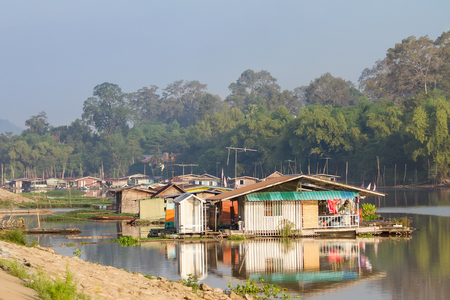 Uthai Thani, Thailand - December, 18, 2016 : Morning of Sakae Krang River, Traditional Thai Style House on the raft floating, Wooden houses built on the Sakae Krang River in Uthai Thani, Thailandのeditorial素材