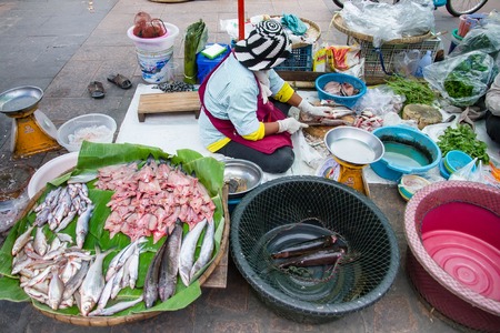 Uthai Thani, Thailand - December, 17, 2016 : Unidentified Fishmonger fresh is cleaning fish for customer on street market in the morning at Uthai Thani, Thailand.のeditorial素材