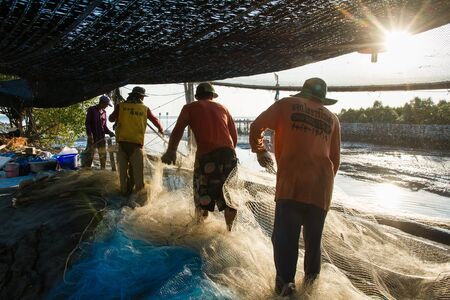 Samut Prakan, Thailand - December, 24, 2016 : Unidentified Fishermen collect the nets after the boat to shore at Khlong Ta Kok Bang Pu Samut Prakan, Thailandのeditorial素材