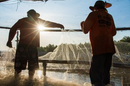 Samut Prakan, Thailand - December, 24, 2016 : Unidentified Fishermen collect the nets after the boat to shore at Khlong Ta Kok Bang Pu Samut Prakan, Thailandのeditorial素材