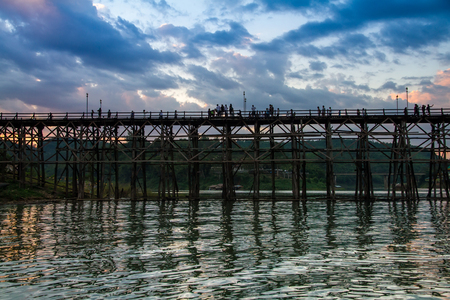 Kanchanaburi, Thailand - December, 25, 2016 : Unidentified Tourist walk on the wooden bridge (Mon Bridge) over the river in sunset at Sangkhlaburi, Mon Bridge is the longest bridge in Thailandのeditorial素材