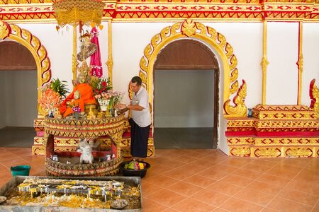 Kanchanaburi, Thailand - December, 26, 2016 : Unidentified Man dressed native at Bodhgaya Stupa or Phuthakaya Pagoda at Sangklaburi, Kanchanaburi, Thailandのeditorial素材