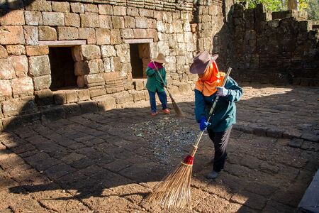Kanchanaburi, Thailand - December, 25, 2016 : Gardener sweeping leaves at ancient thai castle or Prasat Muang Singh in Kanjanaburi , Thailand.のeditorial素材
