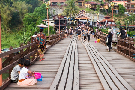 Kanchanaburi, Thailand - December, 25, 2016 : Unidentified Tourist walk on the wooden bridge (Mon Bridge) over the river in sunset at Sangkhlaburi, Mon Bridge is the longest bridge in Thailandのeditorial素材