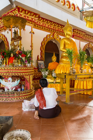 Kanchanaburi, Thailand - December, 26, 2016 : Unidentified Women dressed in costume native praying at Bodhgaya Stupa or Phuthakaya Pagoda at Sangklaburi, Kanchanaburi, Thailand.のeditorial素材