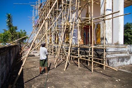 Kanchanaburi, Thailand - December, 25, 2016 : Unidentified Workers made scaffolding with bamboo construction renovation church at Wat Somdej temple Sangkhlaburi, Kanchanaburi.Thailandのeditorial素材