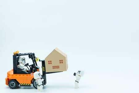 Nonthaburi, Thailand - March, 07, 2017 : Lego star wars stormtrooper transport paper house with forklift.Real estate concept, New house concept.のeditorial素材