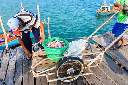 Chon Buri, Thailand - April, 27, 2017 : Fishermen are taking fish from fishing boats at the jetty in Sattahip, Chon Buri, Thailandのeditorial素材