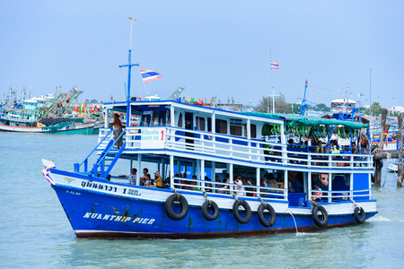 Rayong, Thailand - April, 28, 2017 : Unidentified name Tourists are traveling with boat to go to the Same island, Rayong, Thailandのeditorial素材