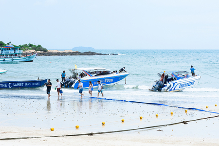 Rayong, Thailand - April, 28, 2017 : Speed boat tourists to the island to the Koh Samet island, Rayong, Thailandのeditorial素材