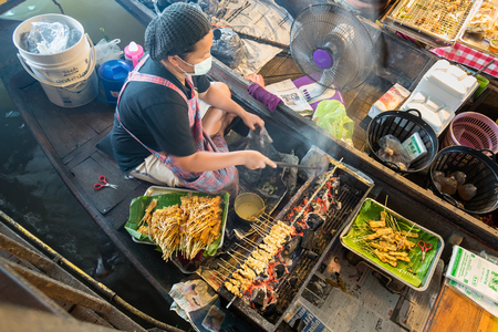 Bangkok, Thailand - June, 11, 2017 : Group of People selling fried food on the boat in Taling Chan Floating Markett at Bangkok, Thailand.のeditorial素材