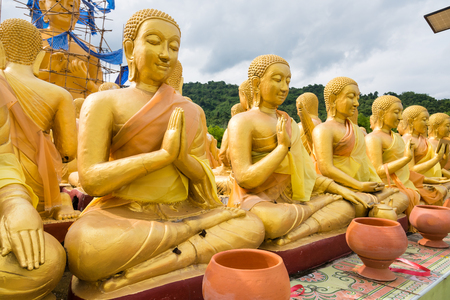 Nakhon Nayok, Thailand - July, 16, 2017 : Sculpture Figures Buddhist Monks. Budha and 1250 Monks, at Phuttha Utthayan Makha Bucha Anusorn Nakhon Nayok, Thailand.のeditorial素材