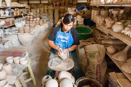 Ratchaburi, Thailand - July, 23, 2017 : Unidentified name Workers are working in a Tao Hong Tai ceramic factory the famous attraction at Ratchaburi, Thailandのeditorial素材