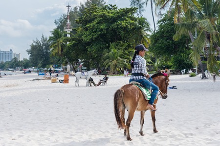 Prachuab Khirikhan, Thailand - October, 13, 2017 : Unidentified name people riding a horse at Huahin beach of Thailand.のeditorial素材