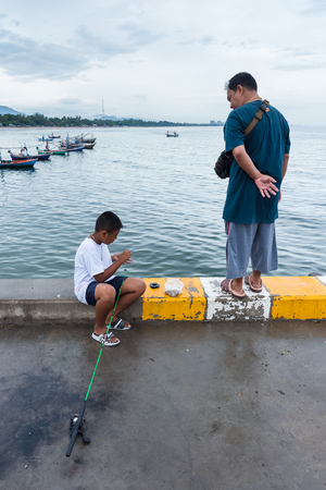 Prachuab Khirikhan, Thailand - October, 14, 2017 : Unidentified name people fishing into the sea on jetty at Hua Hin beach Prachuab Khirikhan,Thailandのeditorial素材