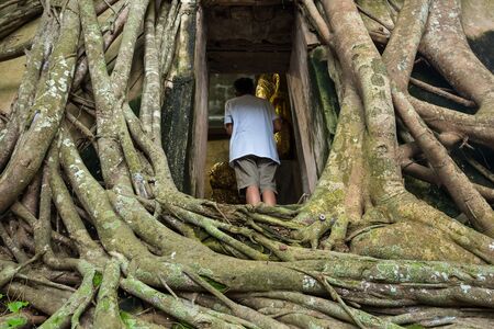 Samut Songkhram, Thailand - October, 13, 2017 : Unidentified people pray golden Buddha statue inside the ancient temple of Wat Bang Kung at Samut Songkhram, Thailandのeditorial素材