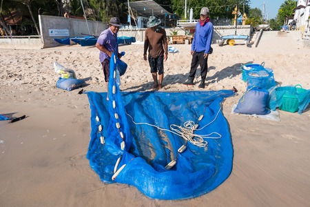 Prachuab Khirikhan, Thailand - December, 24, 2017 : Unidentified name fisher man use fishing net fishing in the sea at Cha Am beach of Thailand.のeditorial素材