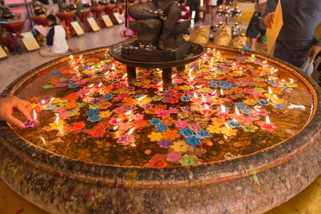 Holy water basin for floating  flower candle to pray to god for good luck.Thailandのeditorial素材