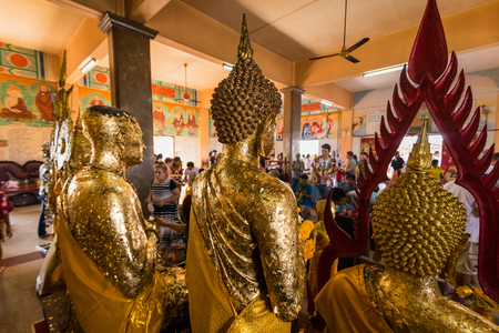 Chachoengsao, Thailand - April, 15, 2018 : Golden Buddha statue of Wat Hong Thong temple in Chachoengsao, Thailandのeditorial素材