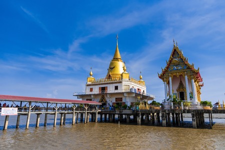 Chachoengsao, Thailand - April, 15, 2018 : Buddhist church and pagoda in the sea, Wat Hong Thong Chachoengsao, Thailandのeditorial素材