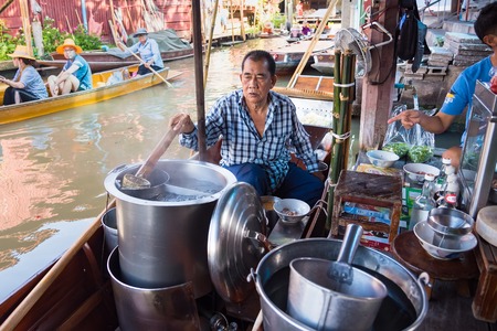 Ratchaburi,Thailand - June, 02, 2018 : Unidentified man sell noodle on the boat at traditional floating market, Ratchaburi, Thailandのeditorial素材