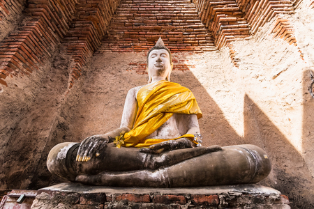 Old buddha statue with old wall brick of Wat Nakhon Luang Tample,Prasat Nakhon Luang in Ayutthaya,Thailandの写真素材