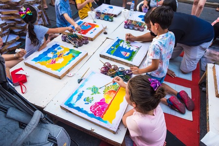Phuket, Thailand - March, 31, 2019 : Unidentified name little girls and boys painting on canvas at weekend walking street market named Lardyai on Thalang road at Phuket Old Town.Thailandのeditorial素材