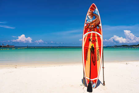 Chon Buri, Thailand - October, 02, 2021 : Pictures of Tawaen Beach in the day time on Koh Lan island after the outbreak of the Covid 19 virus.のeditorial素材