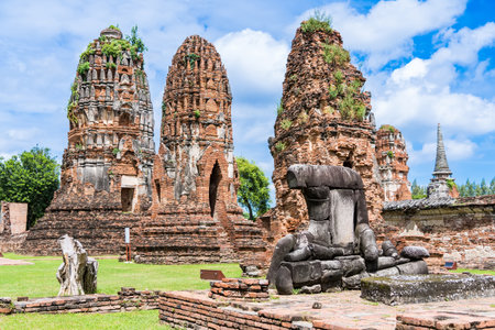 Ayutthaya,Thailand - September,17, 2022: Prang statue in Wat Mahathat. Ayutthaya historical park.のeditorial素材