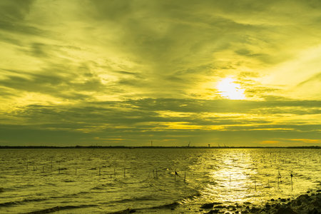 Captivating Coastal Twilight: A Dreamy Blend of Warmth and Serenity on the Sea's Horizonの写真素材