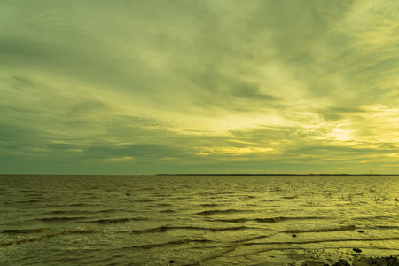 Captivating Coastal Twilight: A Dreamy Blend of Warmth and Serenity on the Sea's Horizonの写真素材