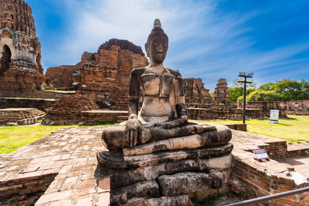 Ayutthaya,Thailand - September,17, 2023:  Broken Buddha statues in Wat Mahathat, Ayutthaya, Thailandのeditorial素材