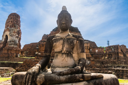 Ayutthaya,Thailand - September,17, 2023:  Broken Buddha statues in Wat Mahathat, Ayutthaya, Thailandのeditorial素材