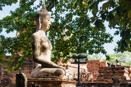 Ayutthaya,Thailand - September,17, 2023:  Broken Buddha statues in Wat Mahathat, Ayutthaya, Thailandのeditorial素材