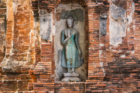 Ayutthaya,Thailand - September,17, 2023:  Broken Buddha statues in Wat Mahathat, Ayutthaya, Thailandのeditorial素材