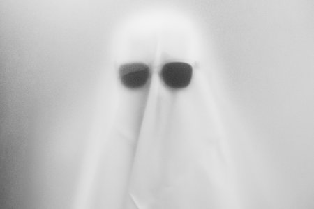 Mysterious Ghostly Figure in Black Sunglasses â Eerie and Minimalistic Halloween Conceptの写真素材
