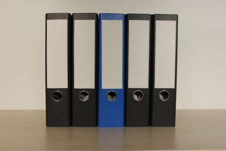 Aktenordner 4x schwarz 1x blau mitteの写真素材