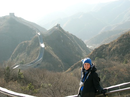 A Female tourist with the Great Wall of China at Badaling in the background. の写真素材