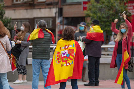 Madrid, Spain - May 16, 2020: People demonstrate against the government with pans, making noise, in the Retiro district, during the state of alarm and the lockdown de-escalation.のeditorial素材