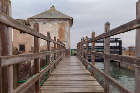 Channel of Trabas, near Tauste, a rural landscape with its peculiar ranger house, is an environment of ethnographic interest, used to control the water channel for irrigation of the fields.のeditorial素材