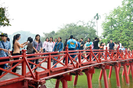 HOI AN - VIETNAM - OCTOBER 13  Unidentified tourists visiting the famous  bridge, Hoi An  In Hoi An are more than 800 Unesco heritage buildings  On OCTOBER 13, 2013, in Hoi An, Vietnamのeditorial素材