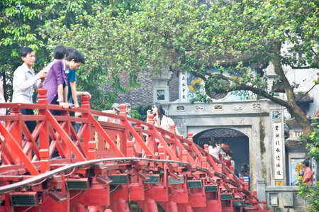 HOI AN - VIETNAM - OCTOBER 13  Unidentified tourists visiting the famous  bridge, Hoi An  In Hoi An are more than 800 Unesco heritage buildings  On OCTOBER 13, 2013, in Hoi An, Vietnamのeditorial素材