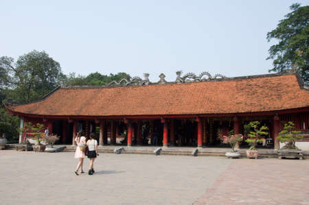 HANOI - VIETNAM - OCTOBER 13  Unidentified tourists visiting temple of literature  the famous  place, Hanoi   On OCTOBER 13, 2013, in Hanoi, Vietnamのeditorial素材